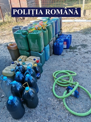 Treizeci de percheziţii în Constanţa şi Ialomiţa, la persoane suspectate de contrabandă, delapidare şi furt. Tei bărbaţi care achiziţionau 275 de litri de combustibil de la personalul unei nave sub pavilion românesc, surprinşi de poliţişti 
