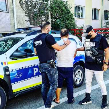 Bărbat urmărit internaţional de autorităţile din SUA pentru fraudă cu dispozitive de acces, prins de poliţiştii doljeni - VIDEO