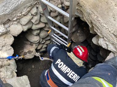 Bistriţa-Năsăud: Bărbat salvat de pompieri dintr-o fântână, după ce bolovani din construcţia acesteia s-au prăbuşit peste el - FOTO, VIDEO