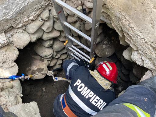 Bistriţa-Năsăud: Bărbat salvat de pompieri dintr-o fântână, după ce bolovani din construcţia acesteia s-au prăbuşit peste el - FOTO, VIDEO