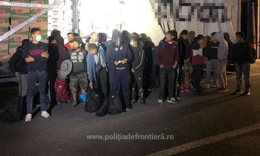 Poliţia de Frontieră: 52 de persoane din Siria şi Palestina, depistate în două mijloace de transport la PTF Nădlac II