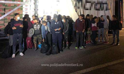 Poliţia de Frontieră: 52 de persoane din Siria şi Palestina, depistate în două mijloace de transport la PTF Nădlac II