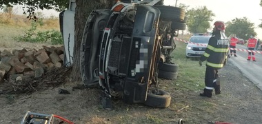 Teleorman: Doi morţi, după ce un camion care transporta lemn s-a izbit violent de un copac