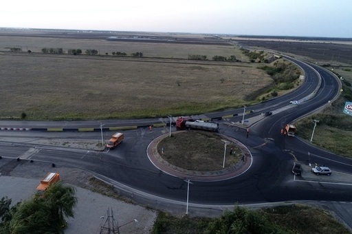 Buzău: Traficul în zona unde s-a răsturnat o cisternă, reluat după aproximativ 8 ore/ Autocisterna a fost scoasă în afara părţii carosabile
