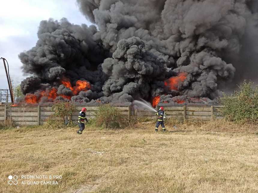 Incendiu puternic la un depozit de deşuri din Craiova