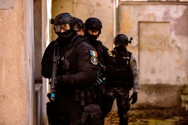 Percheziţii în Bucureşti la persoane suspectate că l-au jefuit, pe o stradă din Sectorul 1, pe consulul României la Miami/ Două dintre cele trei persoane implicate, prinse/ Pentru prinderea unui dintre suspecţi, s-au tras mai multe focuri de armă