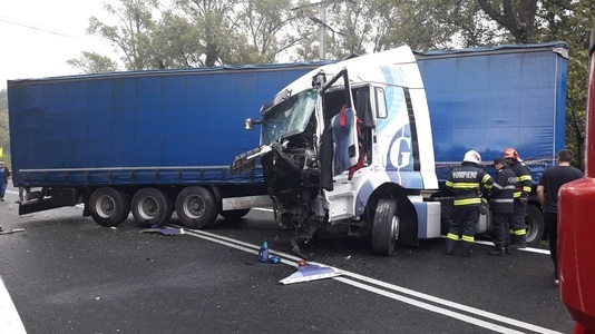 Drumul naţional 7, blocat din cauza unui TIR care a derapat şi a lovit un stâlp de pe marginea şoselei - FOTO
