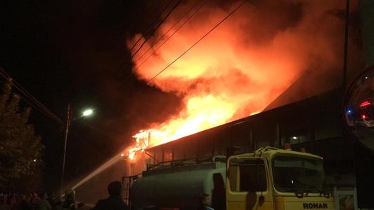 Mureş: Incendiu puternic la un complex cu centru de panificaţie şi restaurant din Luduş/ Pompierii intervin cu mai multe autospeciale - VIDEO