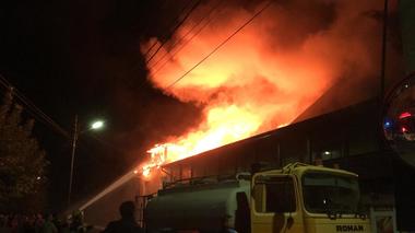 Mureş: Incendiu puternic la un complex cu centru de panificaţie şi restaurant din Luduş/ Pompierii intervin cu mai multe autospeciale - VIDEO