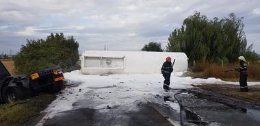 Prahova: Pompierii au finalizat operaţiunea de transvazare a celor 32 de tone de kerosen din cisterna implicată în accidentul rutier produs pe centura de est a Ploieştiului/ Şoferul care a provocat evenimentul, scos mort din maşină după câteva ore