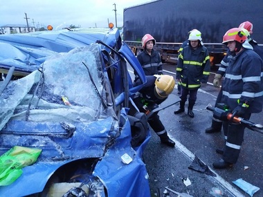 Iaşi - O persoană a murit, iar alte 13 au fost rănite în urma unui accident în care au fost implicate un autocamion, un autobuz şi un microbuz, în zona localităţii Leţcani - FOTO, VIDEO
