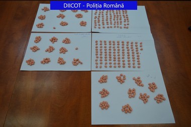 Două persoane, reţinute de DIICOT Iaşi după ce ar fi adus în ţară cantităţi mari de droguri de mare risc