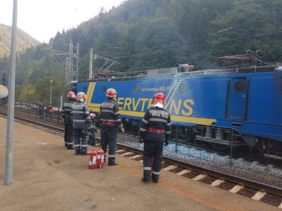Incendiu la locomotiva unui tren de marfă care transporta motorină, în gara din Sinaia - FOTO