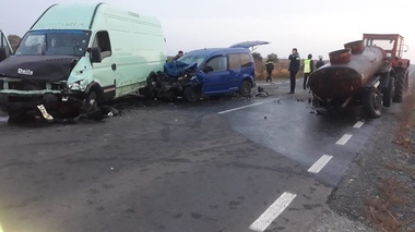 Galaţi: Opt persoane au fost rănite în urma unui accident în care au fost implicate trei maşini - FOTO