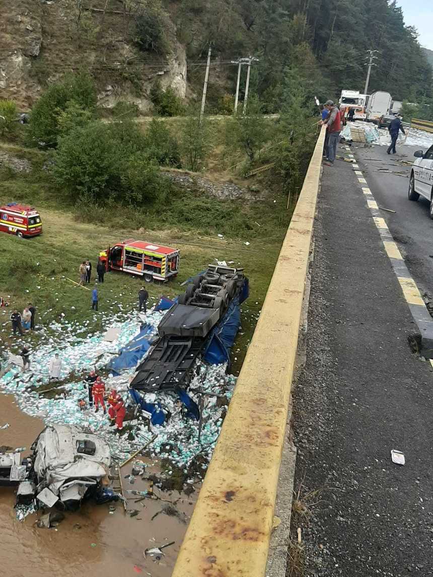 Autocamion căzut de pe un viaduct în albia râului Lotru - FOTO/ VIDEO
