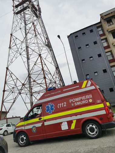 Galaţi: Un bărbat s-a urcat pe o antenă de comunicaţii şi a ameninţat că se aruncă în gol de la peste 40 de metri/ Bărbatul reclamă probleme pe care le are cu Primăria Galaţi