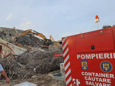 Neamţ: Bărbatul peste care s-a prăbuşit un zid a murit. El a fost scos după aproximativ patru ore - VIDEO