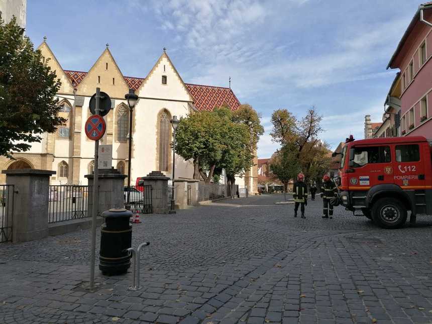 UPDATE - Element de muniţie, găsit în cadranul ceasului din Catedrala Evanghelică din Sibiu de către un grup de arheologi/ Piaţa Huet din centrul oraşului a fost închisă pe o suprafaţă de aproximativ 150 de metri pătraţi - FOTO