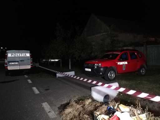 Timiş: Cadavrul unei femei a fost găsit în grădina locuinţei, după ce unul dintre copiii ei le-a spus poliţiştilor că fratele său a ucis-o