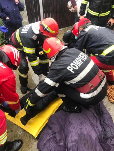 Botoşani: Doi soţi din Dorohoi, intoxicaţi cu dioxid de carbon de la mustul pus la fermentat/ Cei doi au fost găsiţi de rude care au alertat echipajele medicale