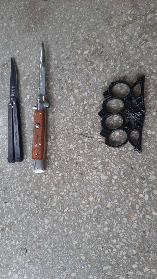Argeş: Două cuţite şi un pumnal, găsite de jandarmi asupra unei adolescente, în curtea unui liceu