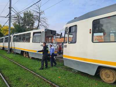 UPDATE - Coliziune între două tramvaie în Bucureşti; patru persoane au fost rănite