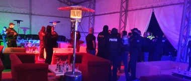 Olt: Amenzi de zeci de mii de lei pentru mai multe contravenţii, date administratorului unui club din Corabia, unde poliţişti au găsit 170 de persoane