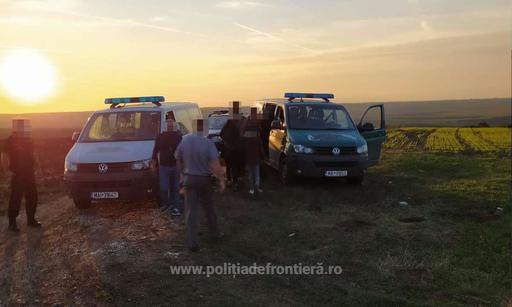 Constanţa: 20 de irakieni, cu vârste cuprinse între 13 şi 25 ani, găsiţi de poliţiştii de frontieră la marginea unei păduri