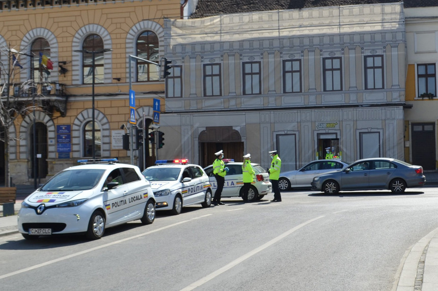 Dolj: Persoane care au participat la un cortegiu funerar, amendate pentru că nu au respectat măsurile de distanţare fizică şi protecţie sanitară 