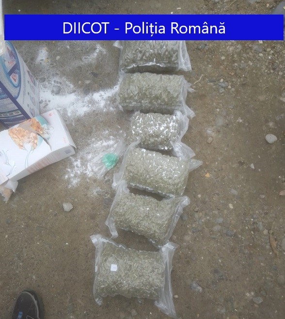 Maramureş: Bărbat prins când ridica de la o firmă de curierat un colet cu peste şase kilograme de droguri, în valoare de 43.000 de euro, reţinut