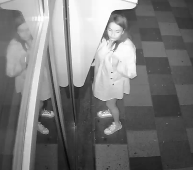 Poliţiştii din Alba solicită sprijinul cetăţenilor pentru identificarea unei femei care a retras bani de la bancomat, în mod repetat, folosind cardul altei persoane - FOTO

