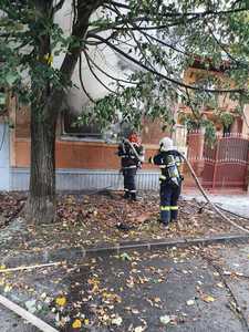 Explozie urmată de incendiu, într-o casă din Timişoara/ Un bărbat şi o femeie, transportaţi la spital cu arsuri - FOTO