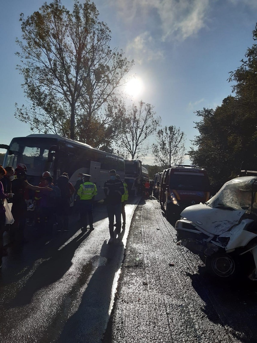 UPDATE - Argeş: Opt răniţi, în urma unui accident între un autocar cu 30 de pasageri şi o dubă în care se aflau şapte persoane - FOTO

