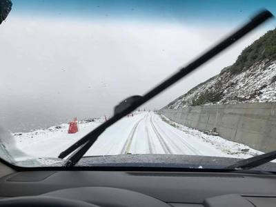 A nins pe Tranfăgărăşan şi pe Transalpina. Drumarii intervin cu utilaje şi cu material antiderapant  - VIDEO