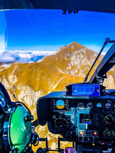 Trupul neînsufleţit al turistului care a căzut de pe Vârful Omu într-o râpă, recuperat cu ajutorul unui elicopter - FOTO/ VIDEO