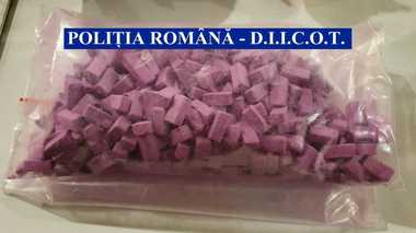 Trei bărbaţi, arestaţi preventiv pentru trafic internaţional de droguri; doi dintre ei, prinşi când transportau aproape 2.500 de comprimate care conţineau MDMA - VIDEO

