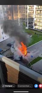 Un autoturism a ars, pe o stradă din Cluj-Napoca, în urma unei defecţiuni la instalaţia electrică - FOTO, VIDEO