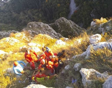 Bărbat rănit după ce a căzut cu parapanta, lângă Cheile Turzii; el a fost preluat de un elicopter SMURD şi dus la spital la Târgu Mureş