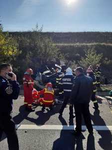 UPDATE - Grav accident de circulaţie pe Autostrada Sibiu – Orăştie, în judeţul Alba -13 persoane au fost rănite şi una a decedat