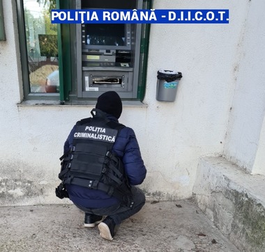 Patru bărbaţi suspectaţi că au detonat mai multe bancomate, prinşi în flagrant în judeţul Vrancea/ Ei foloseau dispozitive artizanale cu praf din cartuşe de vânătoare/ Poliţiştii au folosit armamentul din dotare - VIDEO