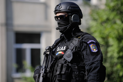 Percheziţii în Bucureşti şi în 13 judeţe, la persoane suspectate că ar fi comercializat medicamente cu substanţe stupefiante/ Una dintre descinderi a avut loc la o farmacie din Bucureşti