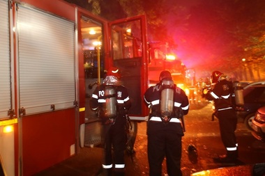 UPDATE - Explozie urmată de incendiu într-un apartament din Capitală. Locatarii au fost evacuaţi. Bărbatul care locuia în apartament a decedat - FOTO