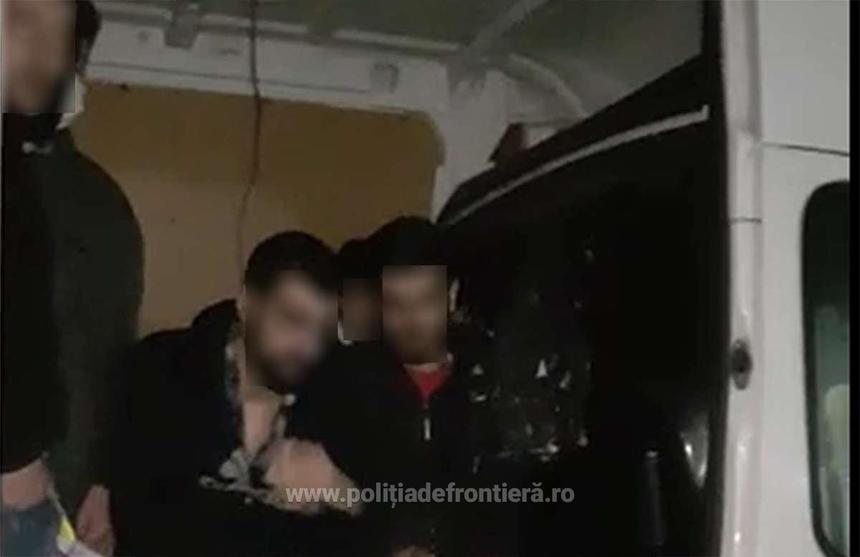 Arad: 33 de migranţi, prinşi când încercau să treacă ilegal frontiera României


