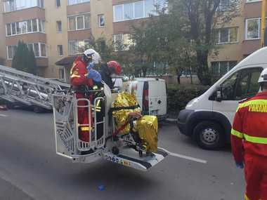 Doi bărbaţi au fost răniţi după explozia unei butelii folosite la lucrările de izolaţie, pe acoperişul unui bloc din municipiul Braşov - FOTO, VIDEO