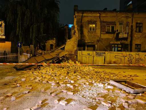 Clădire monument istoric, parţial prăbuşită în Bucureşti/ Şase persoane au fost evacuate - FOTO/ VIDEO 
