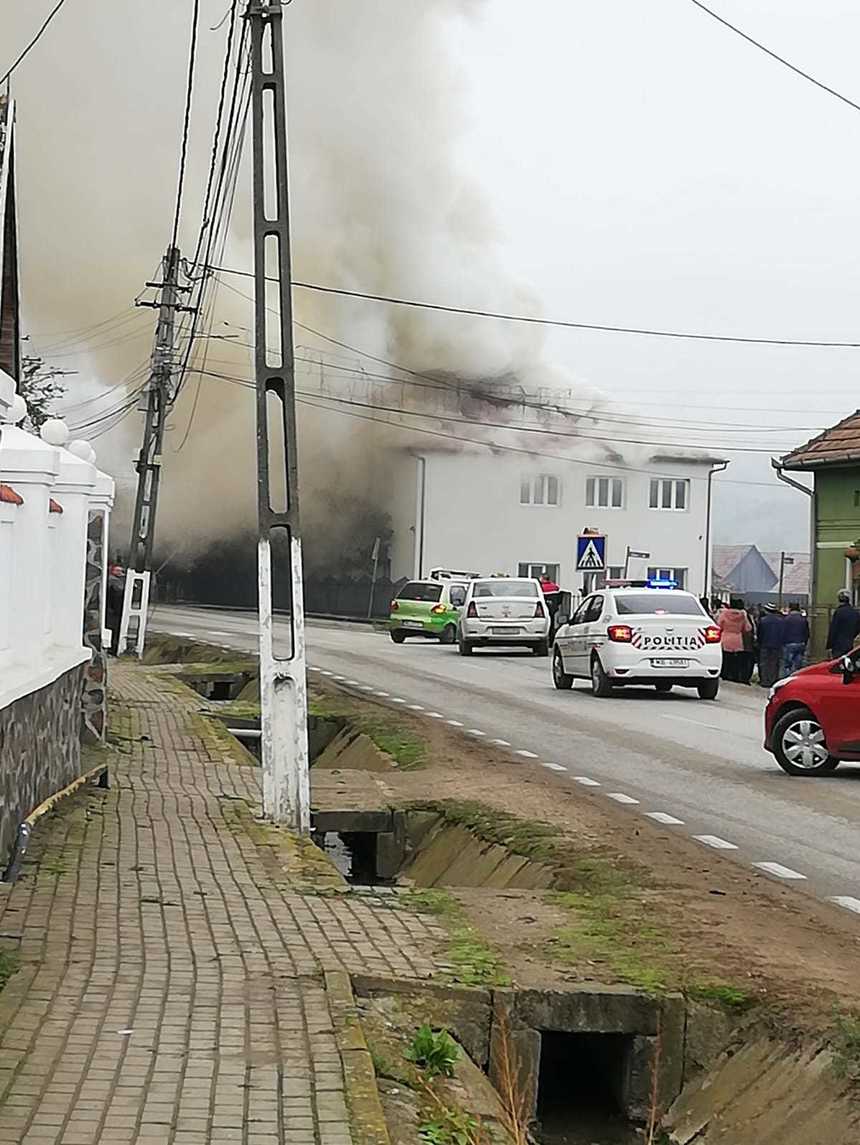UPDATE - Incendiu la o şcoală din judeţul Alba; elevii au fost evacuaţi / Incendiul a fost lichidat după trei ore - FOTO, VIDEO
