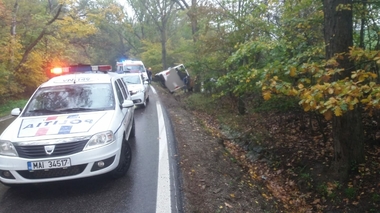 Un autocar cu cel puţin zece pasageri s-a răsturnat pe DN 11A, în Vrancea; o persoană a fost transportată la spital