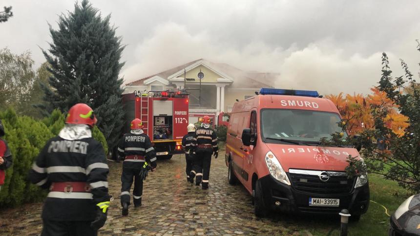 UPDATE - Incendiu la fosta vilă a lui Irinel Columbeanu din Izvorani; pompierii intervin cu zece autospeciale