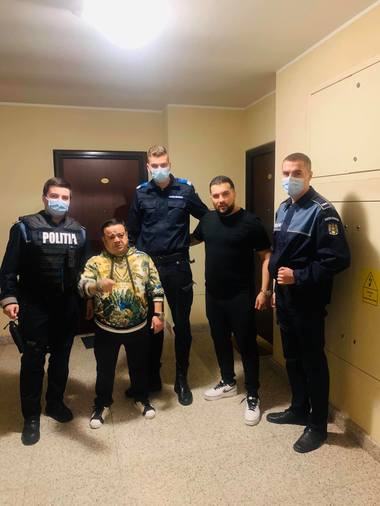 Anchete după ce doi poliţisti şi un jandarm s-au fotografiat cu Adrian Minune şi un alt bărbat, la evenimentul privat din Sectorul 6 la care aceştia au fost amendaţi