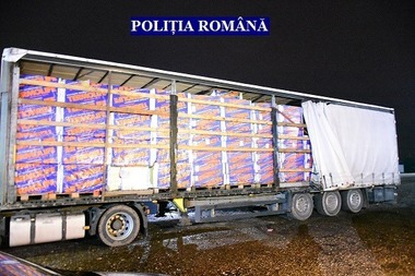 Peste două milioane de ţigarete, descoperite într-un tir, mascate în vată minerală/ Prejudiciul este estimat la peste1 milion de lei